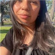 Profesora diferencial enseña a leer y escribir a niñas y niños con necesidades educativas